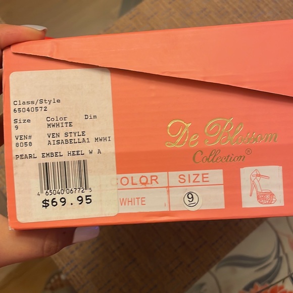 De blossom pearl bedazzled pumps - Picture 6 of 6